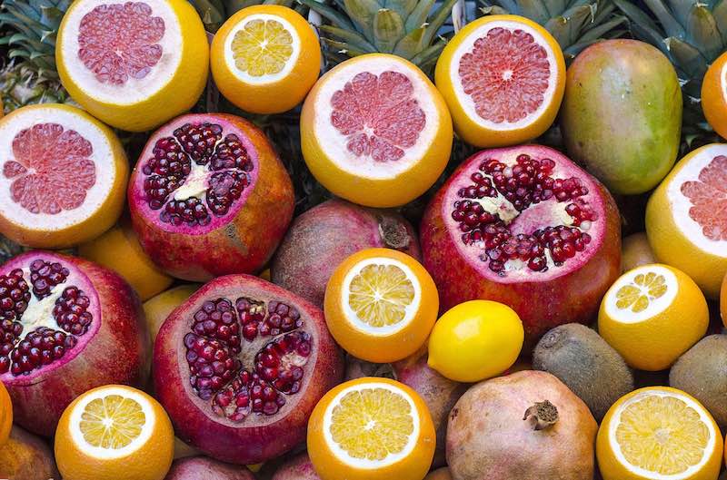 beneficios de tomar fruta ácida o cítricos
