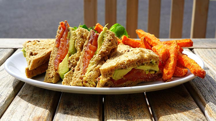 sandwich-vegetal-con-salmon-y-aguacate