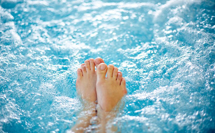 piernas-en-agua-piscina