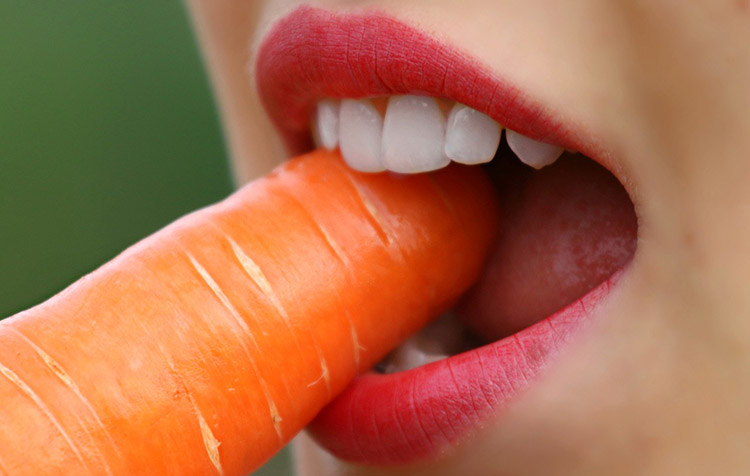 boca-mujer-muerde-zanahoria-snack