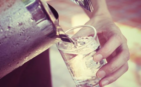 ¿Es bueno beber agua mientras comes?